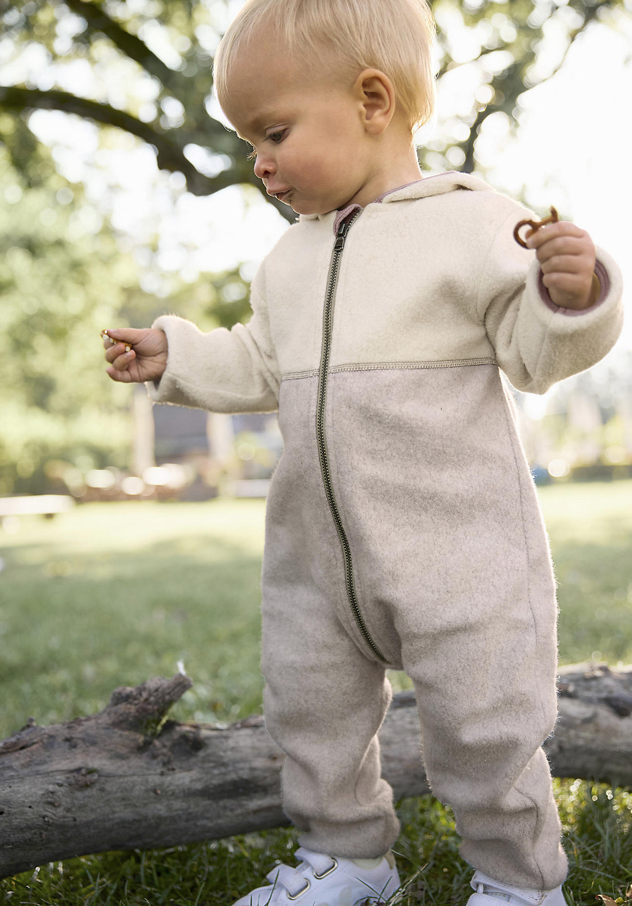 hessnatur Baby Fleece Overall Regular aus Bio-Baumwolle - beige Grösse86/92 von hessnatur