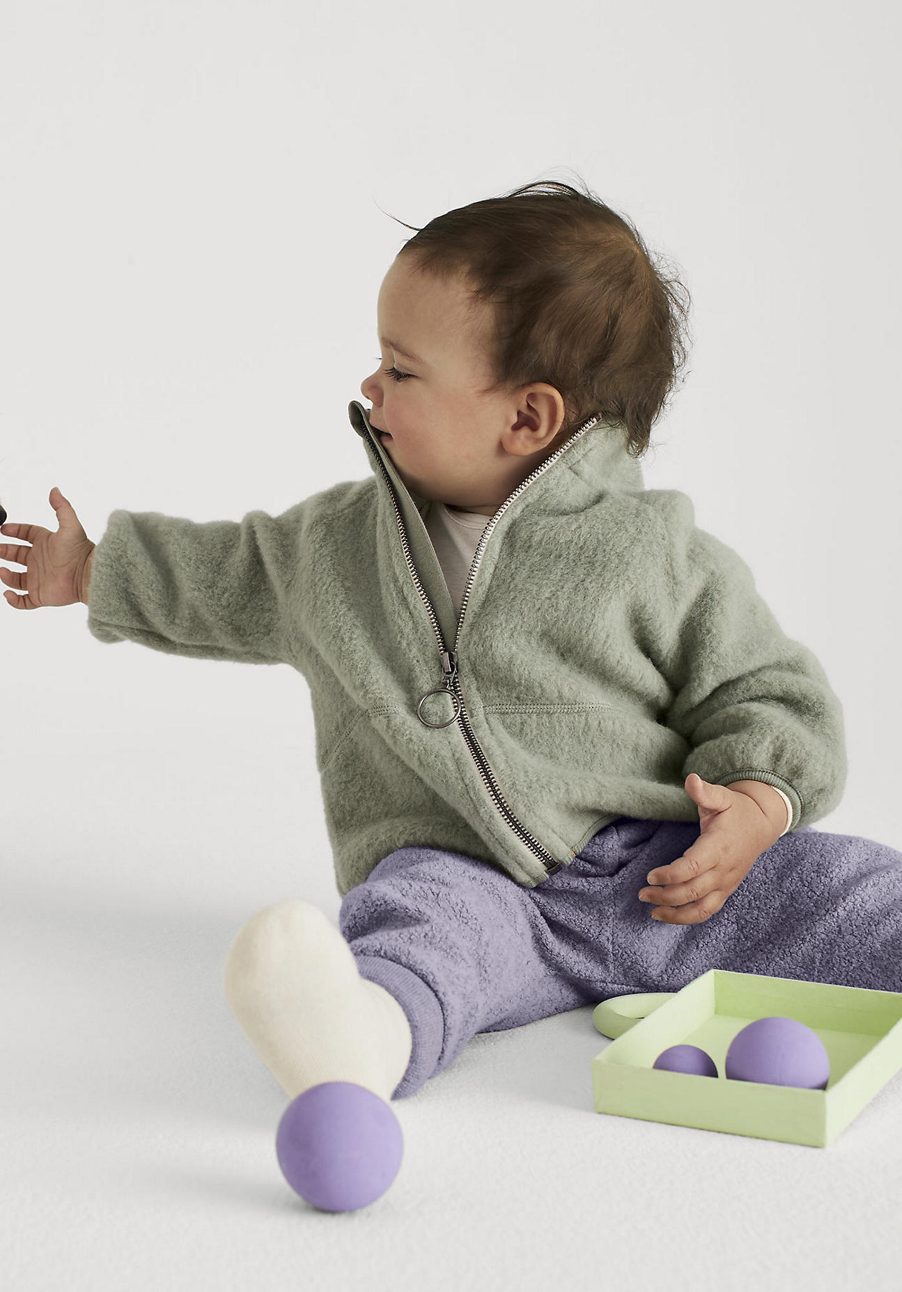 hessnatur Baby Wollfleece Jacke Regular aus Bio-Merinowolle mit Bio-Baumwolle - grün Grösse86/92 von hessnatur