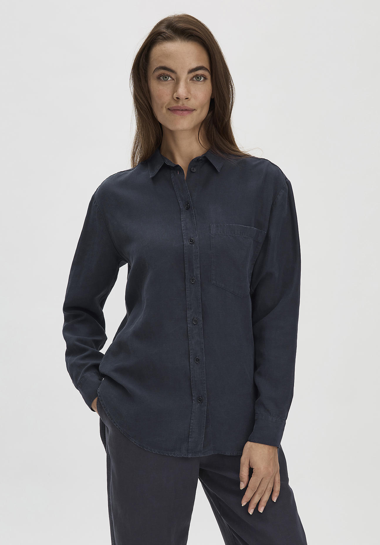 hessnatur Damen Bluse Relaxed aus weichem TENCEL™ Lyocell mit Leinen - blau Grösse34 von hessnatur