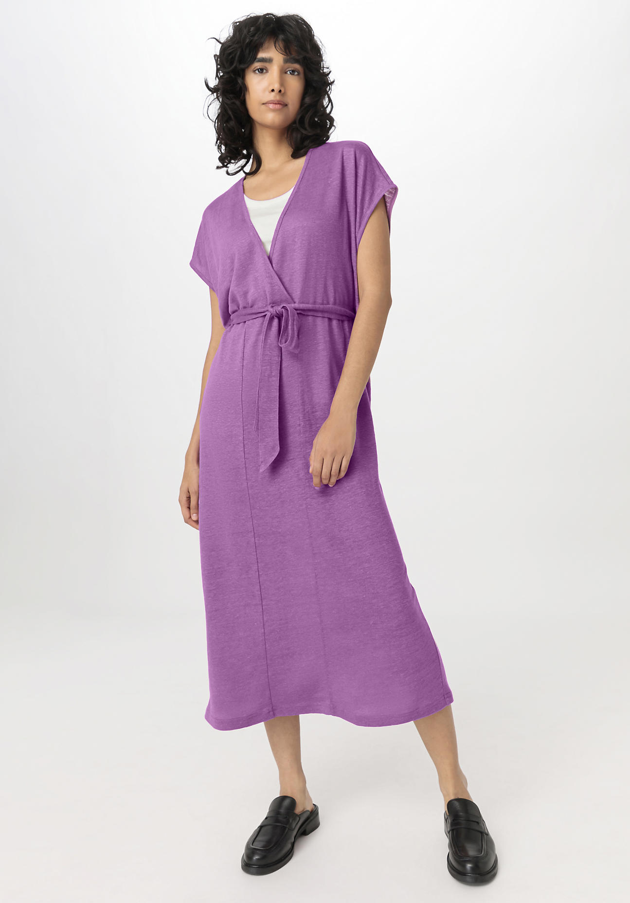 hessnatur Damen Jersey Kleid Midi Relaxed aus Leinen - lila GrösseL von hessnatur