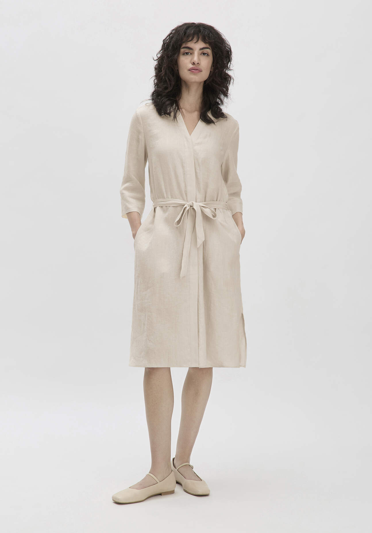 hessnatur Damen Kleid Knielang Relaxed aus Leinen - beige Grösse36 von hessnatur