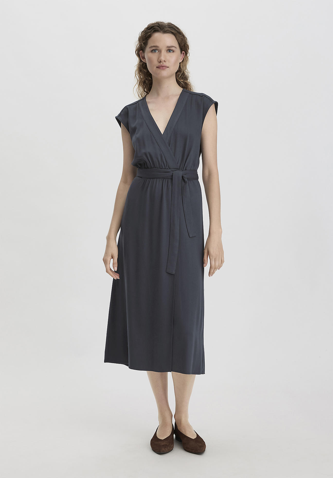 hessnatur Damen Kleid Midi Relaxed aus LENZING™ ECOVERO™ Viskose - blau Grösse34 von hessnatur