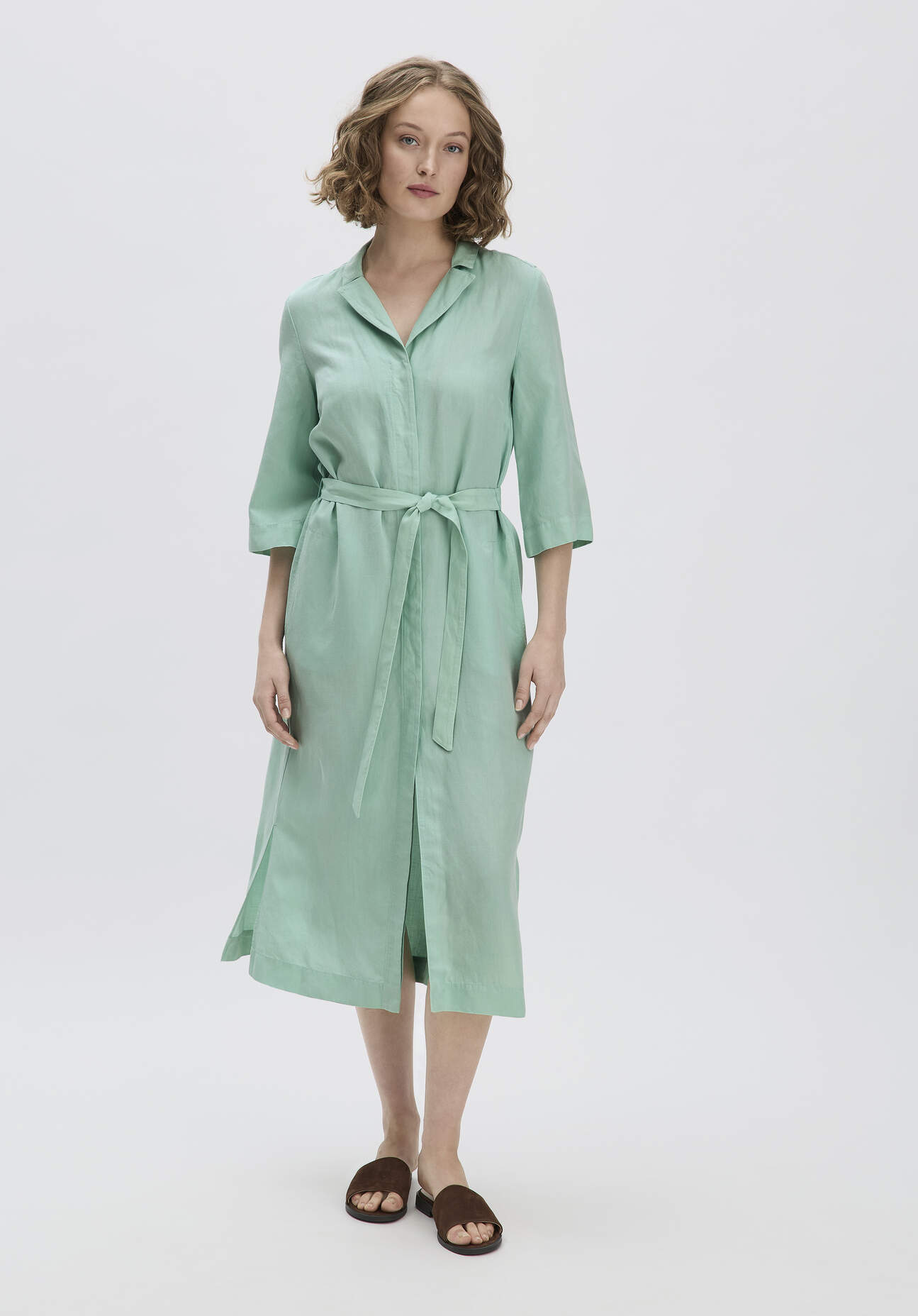 hessnatur Damen Kleid Midi Relaxed aus TENCEL Lyocell mit Leinen - grün Grösse34 von hessnatur