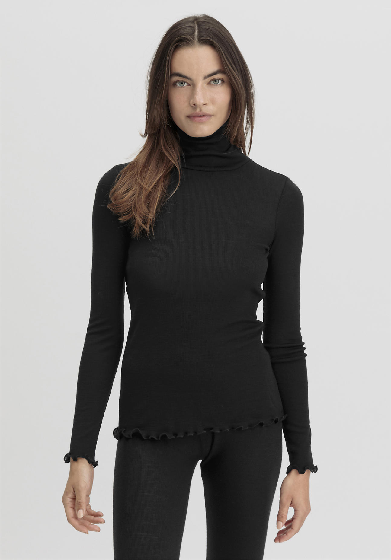 hessnatur Damen Longsleeve mit Rollkragen Fitted WARM TOUCH aus Bio-Merinowolle und TENCEL™ Lyocell - schwarz Grösse34 von hessnatur