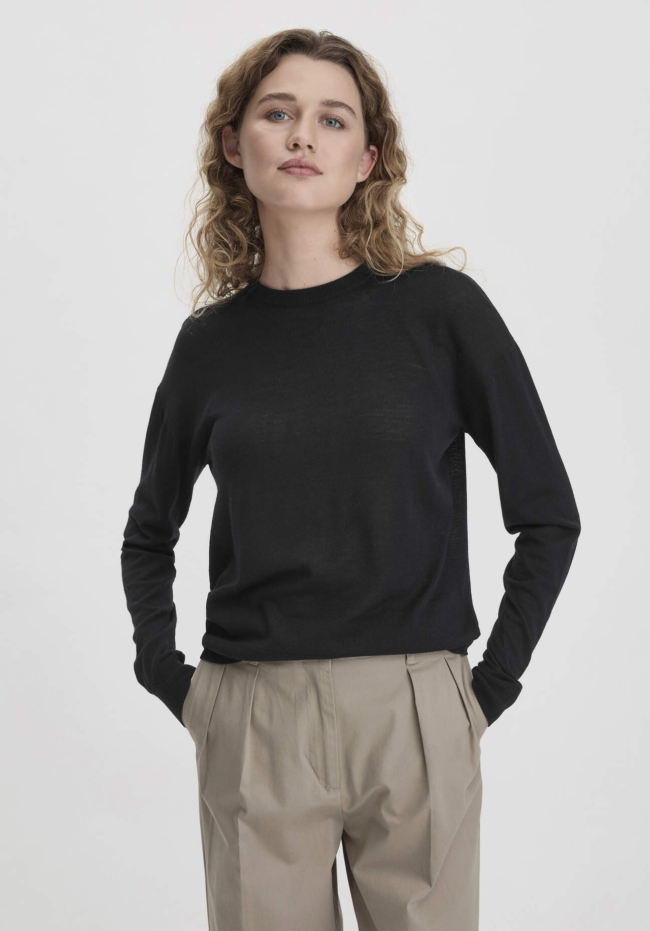 hessnatur Damen Pullover Regular aus Merinowolle - schwarz Grösse38 von hessnatur