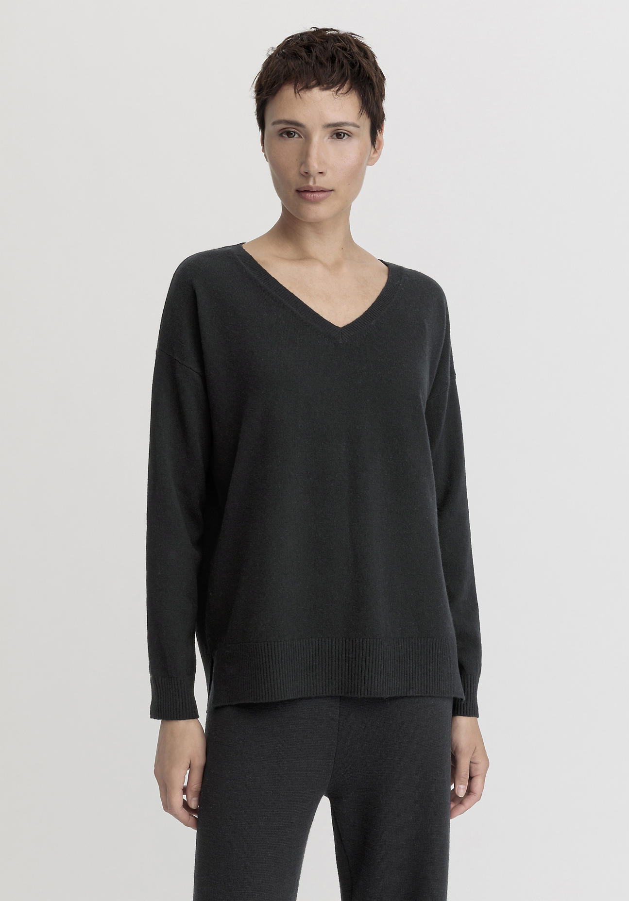 hessnatur Damen Pullover Relaxed aus Schurwolle mit Kaschmir - schwarz GrösseL von hessnatur