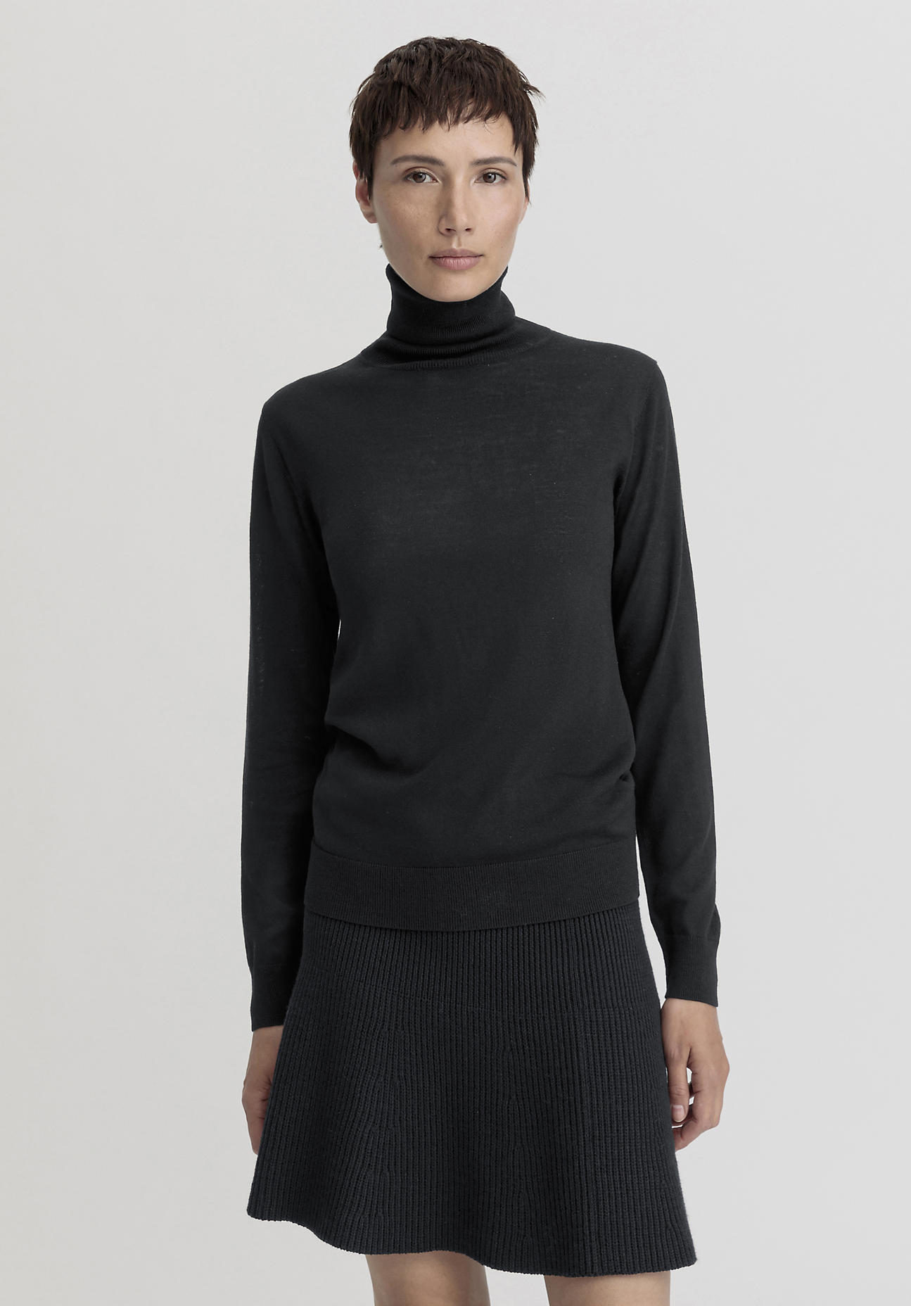 hessnatur Damen Pullover Rollkragen Regular aus Bio-Merinowolle - schwarz Grösse42 von hessnatur