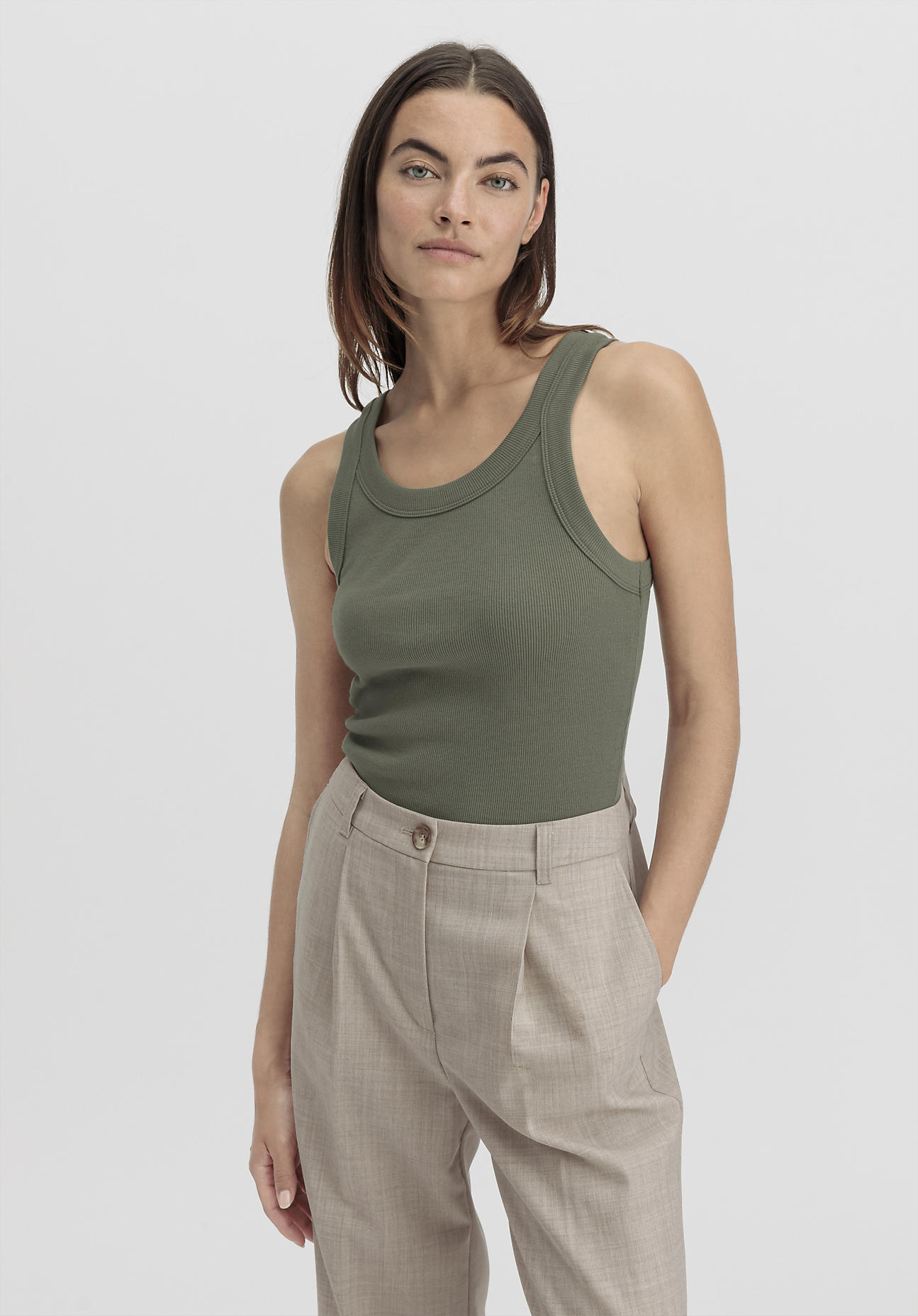 hessnatur Damen Rib Top Slim aus Bio-Baumwolle - grün Grösse34 von hessnatur