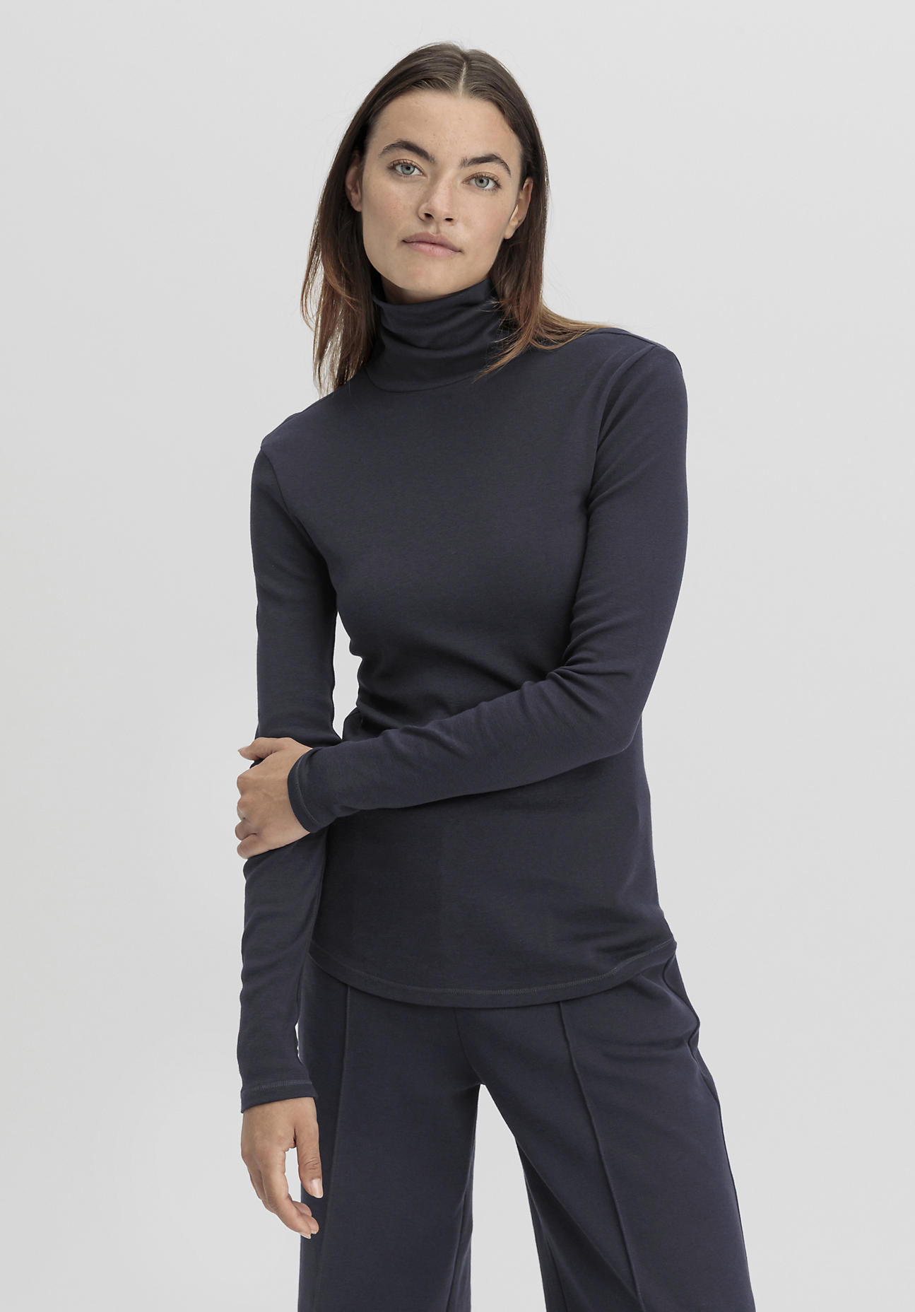 hessnatur Damen Soft Rib Rollkragen Shirt Fitted aus Bio-Baumwolle und TENCEL™ Modal - blau Grösse34 von hessnatur