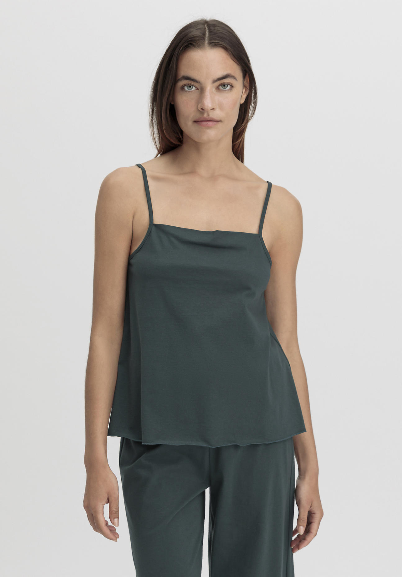 hessnatur Damen Spaghetti Top Fitted PURE COTTON aus Bio-Baumwolle - grün Grösse40 von hessnatur