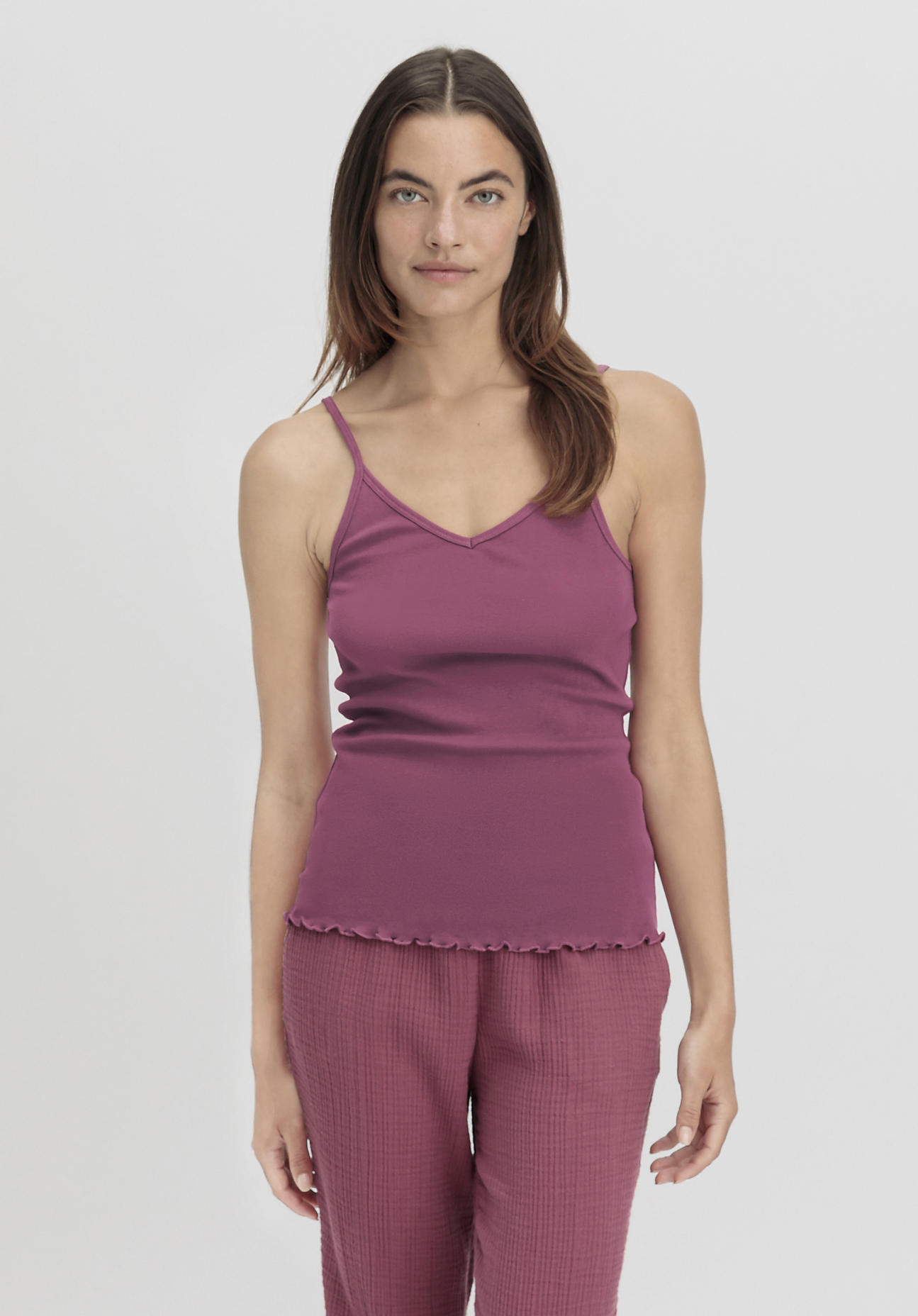 hessnatur Damen Spaghetti-Top V-Neck Fitted 2er-Set PURE NATURE aus Bio-Baumwolle - lila Grösse34 von hessnatur