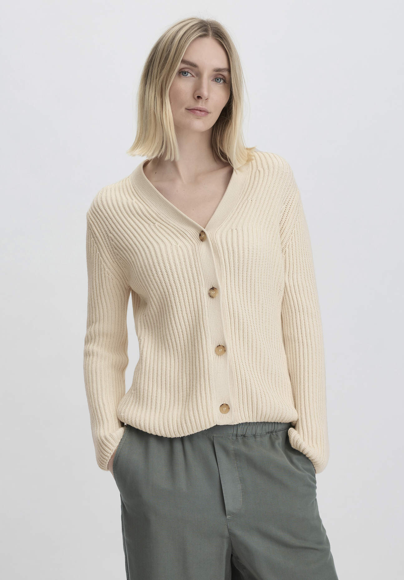 hessnatur Damen Strick Jacke Regular aus Bio-Baumwolle - beige GrösseM hessnatur Damen Strick Jacke Regular aus Bio-Baumwolle - beige GrösseM von hessnatur