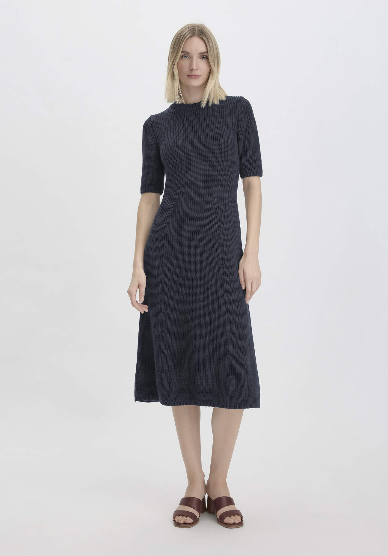 hessnatur Damen Strick Kleid Midi Slim aus Bio-Baumwolle - blau GrösseM hessnatur Damen Strick Kleid Midi Slim aus Bio-Baumwolle - blau GrösseM von hessnatur