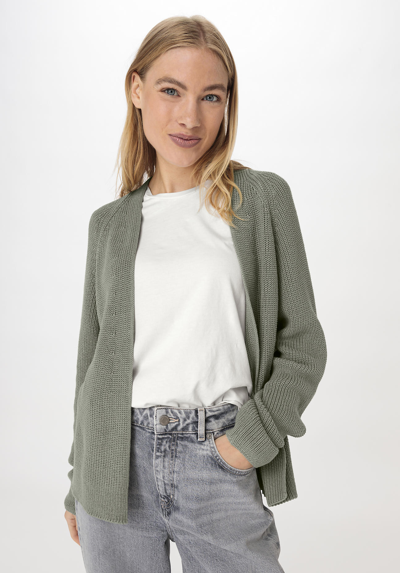 hessnatur Damen Strickjacke Regular aus Bio-Baumwolle - grün Grösse44 von hessnatur