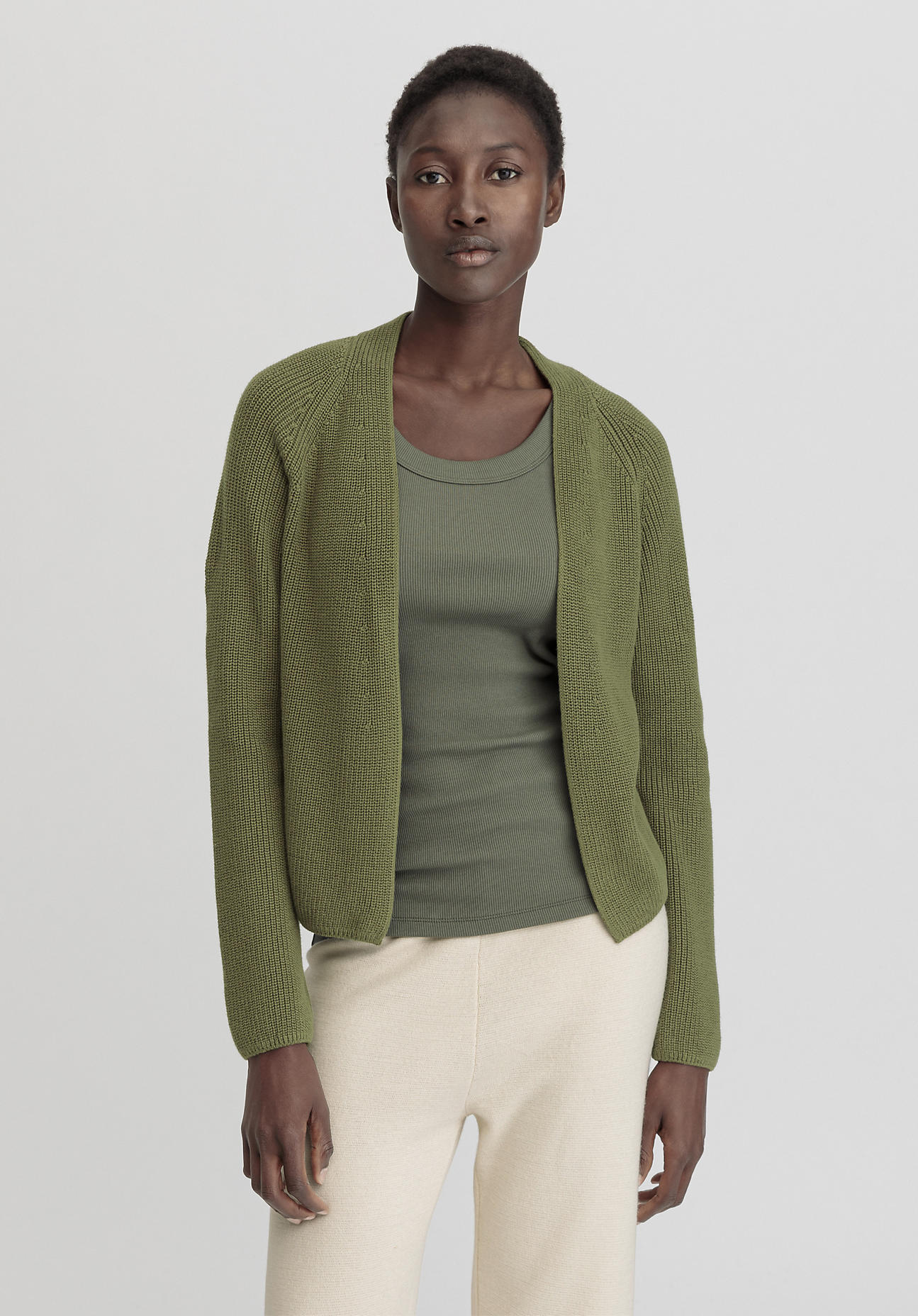 hessnatur Damen Strickjacke Regular aus Bio-Baumwolle - grün Grösse46 von hessnatur