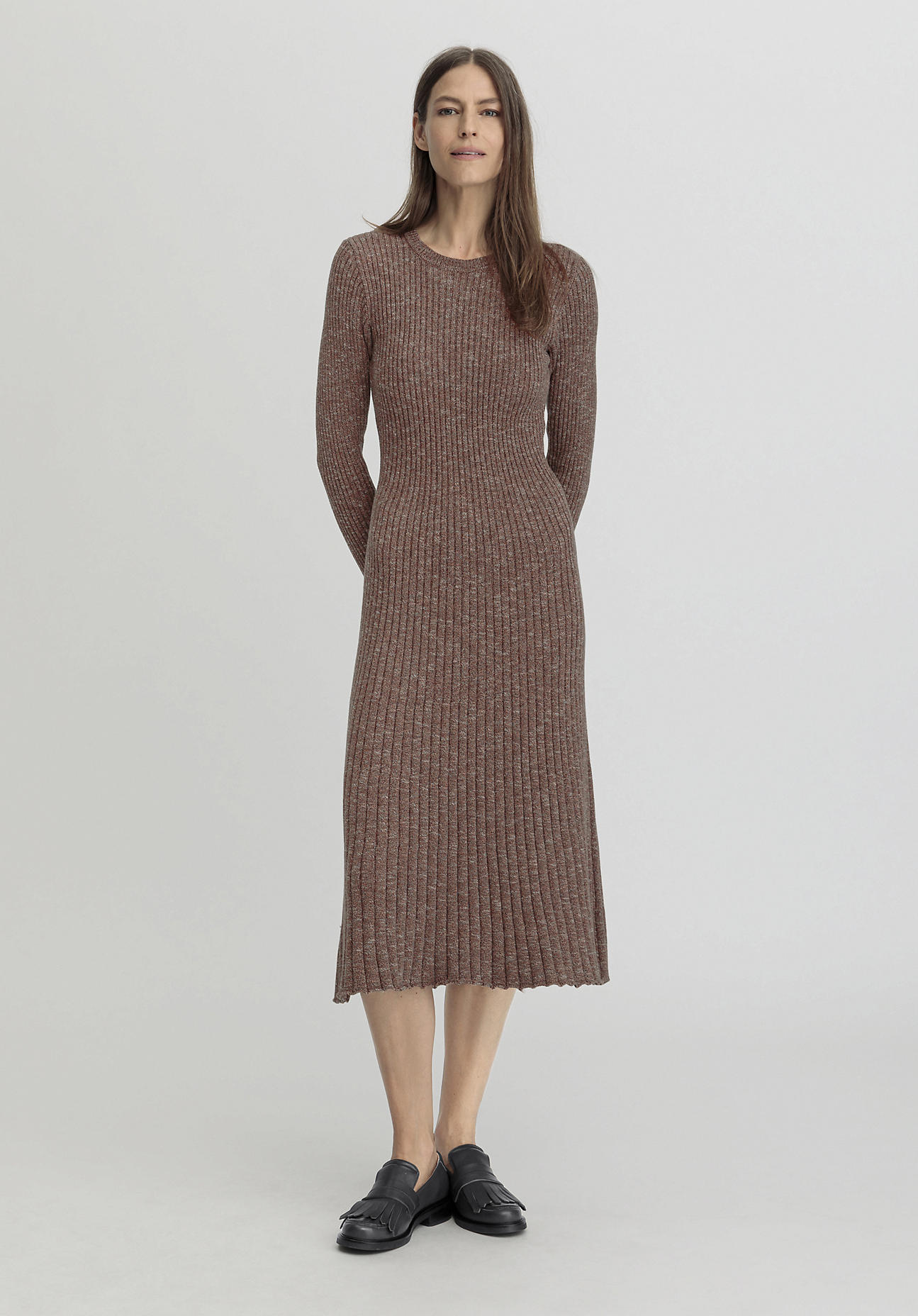 hessnatur Damen Strickkleid Midi Slim aus Bio-Baumwolle - braun Grösse36 von hessnatur