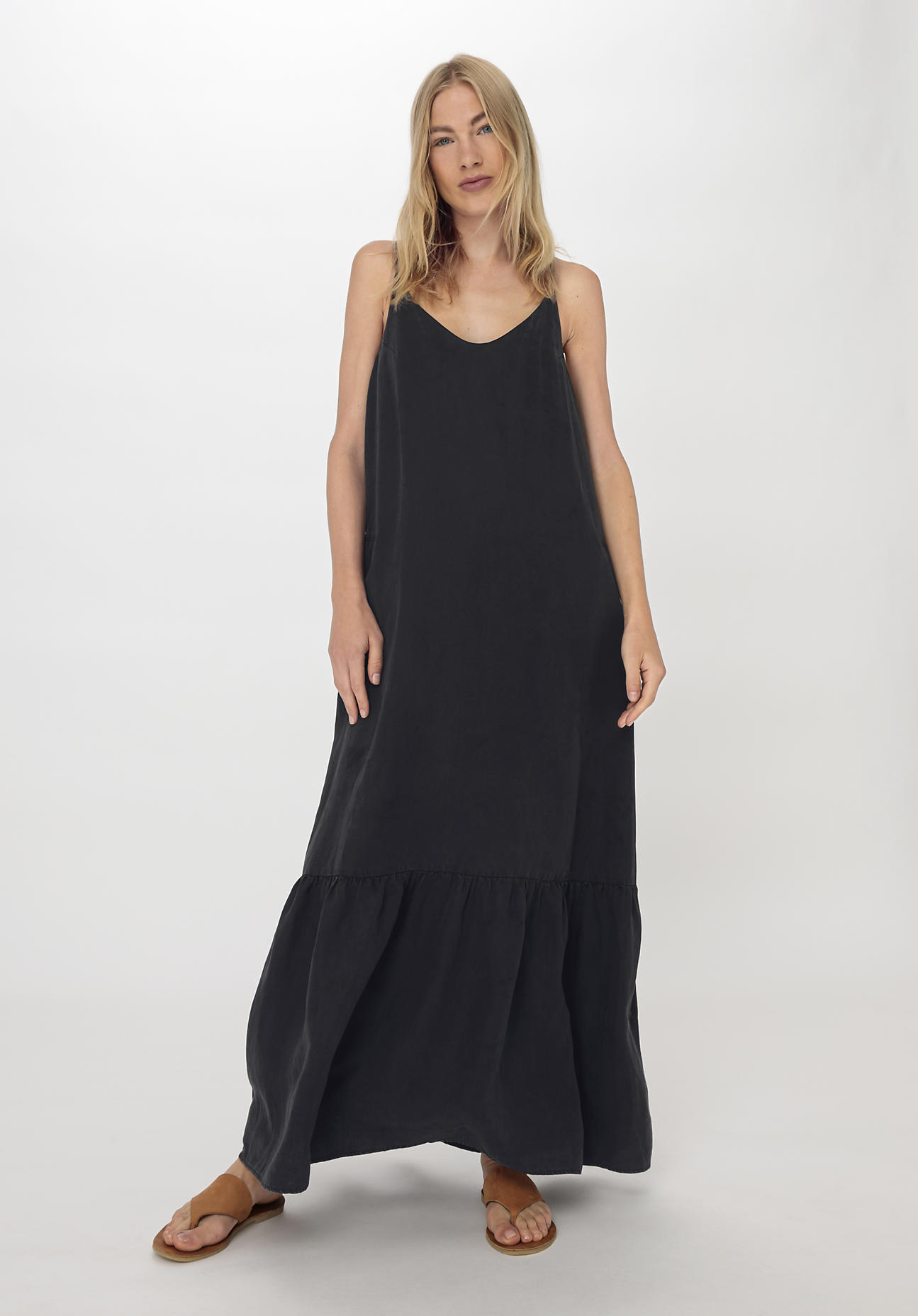 hessnatur Damen Trägerkleid Maxi Relaxed aus TENCEL™ Lyocell mit Leinen - schwarz Grösse38 von hessnatur