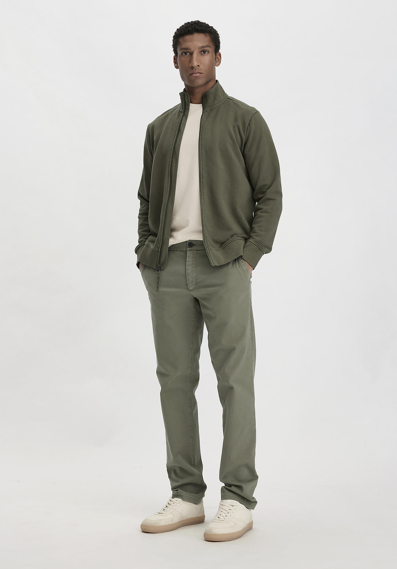 hessnatur Herren Chino LENN Regular aus Bio-Baumwolle - grün Grösse31/32 von hessnatur