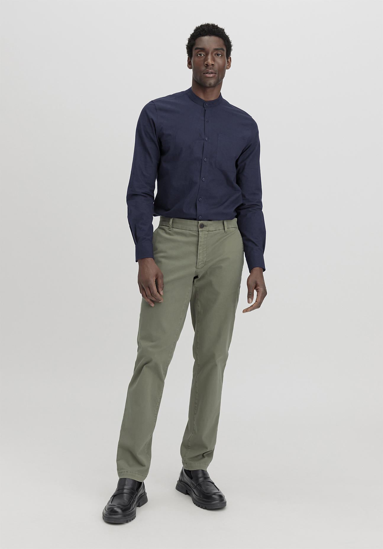 hessnatur Herren Chino LENN Regular aus Bio-Baumwolle - grün Grösse36/32 von hessnatur