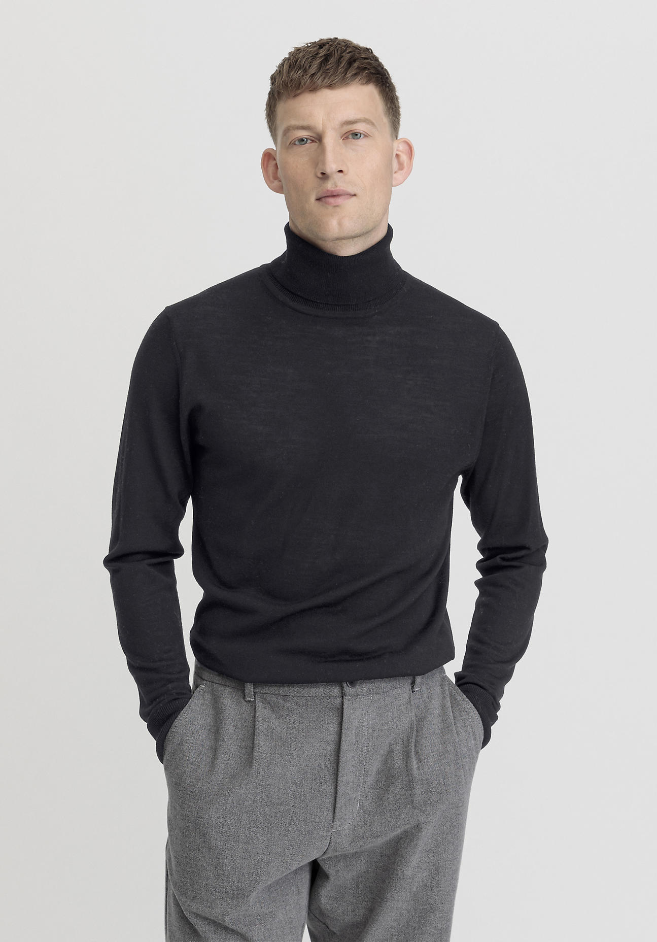 hessnatur Herren Feiner Rollkragenpullover Regular aus Schurwolle - schwarz Grösse46 von hessnatur