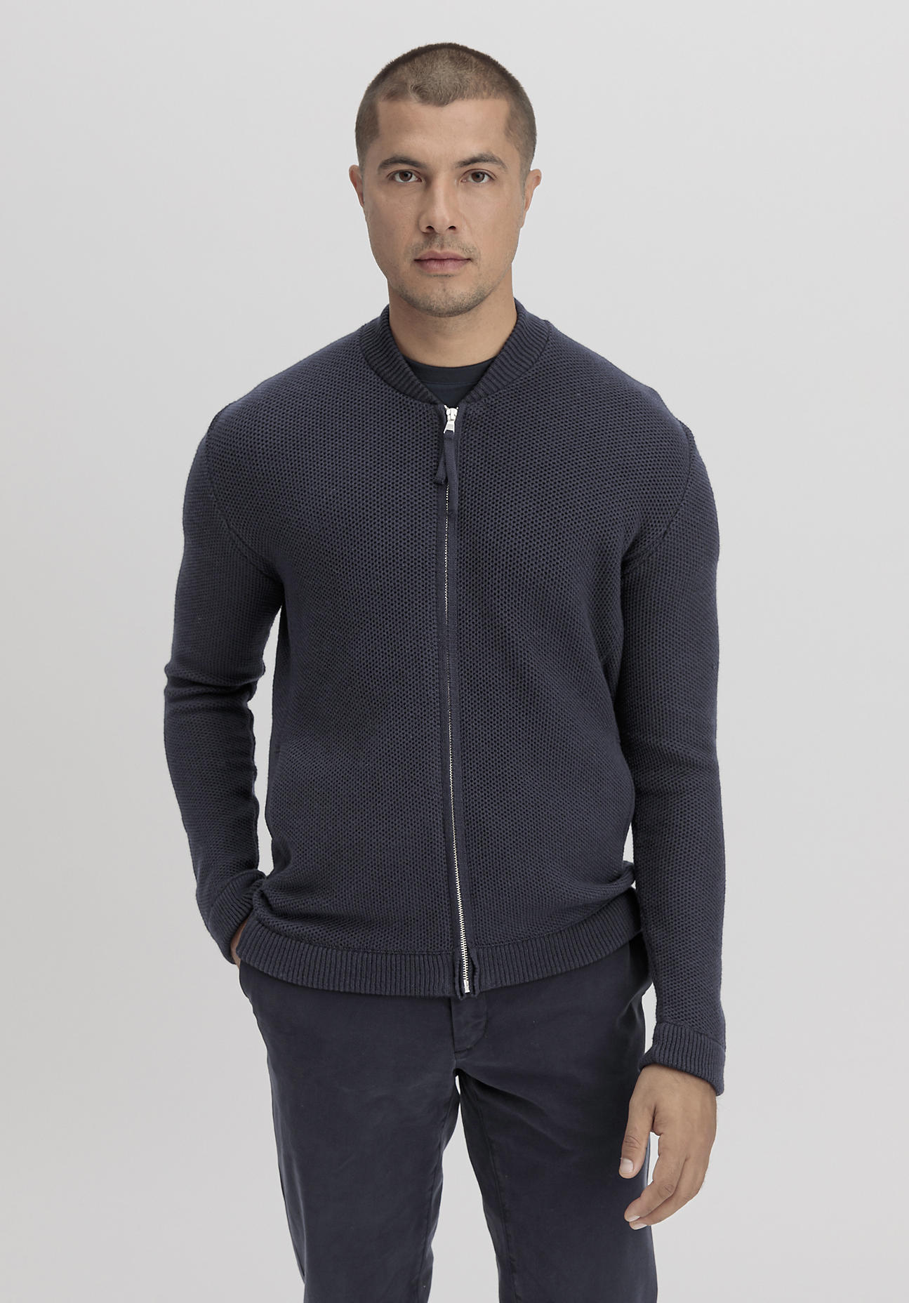 hessnatur Herren Strickjacke Smart Bomber aus Bio-Baumwolle und Schurwolle - blau Grösse46 von hessnatur