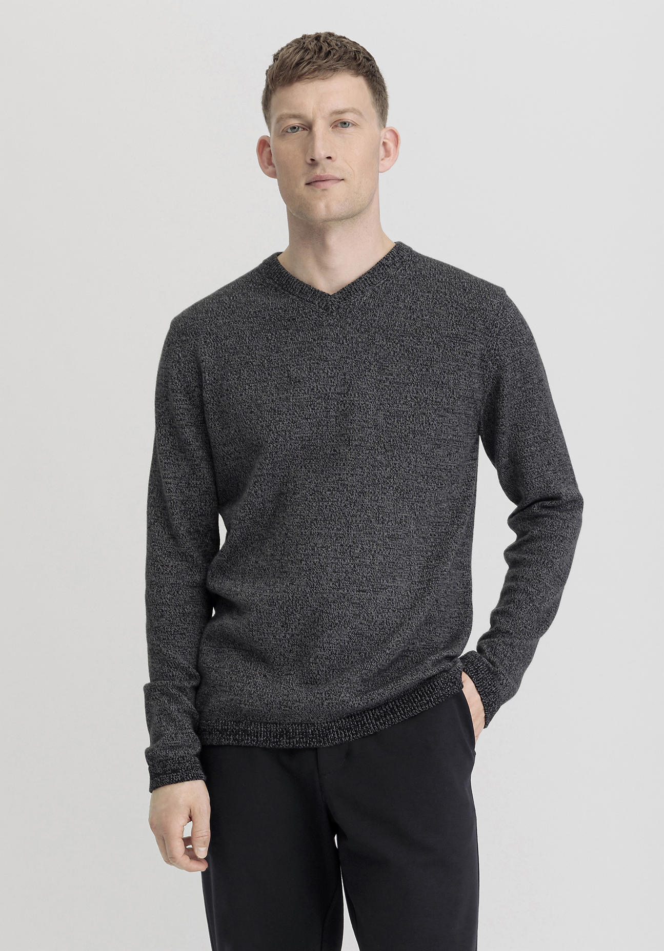 hessnatur Herren V-Pullover Regular aus Bio-Baumwolle mit Bio-Merinowolle - grau Grösse46 von hessnatur