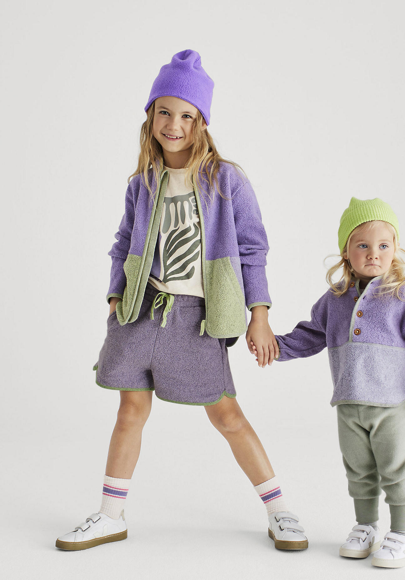 hessnatur Kinder Fleece Shorts Regular BetterRecycling aus Bio-Baumwolle - lila Grösse146/152 von hessnatur