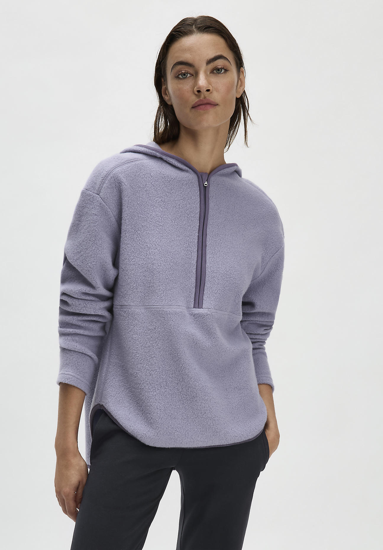 hessnatur Loungewear Fleece Hoodie Relaxed ACTIVE LIGHT aus Bio-Baumwolle - lavendel GrösseL von hessnatur