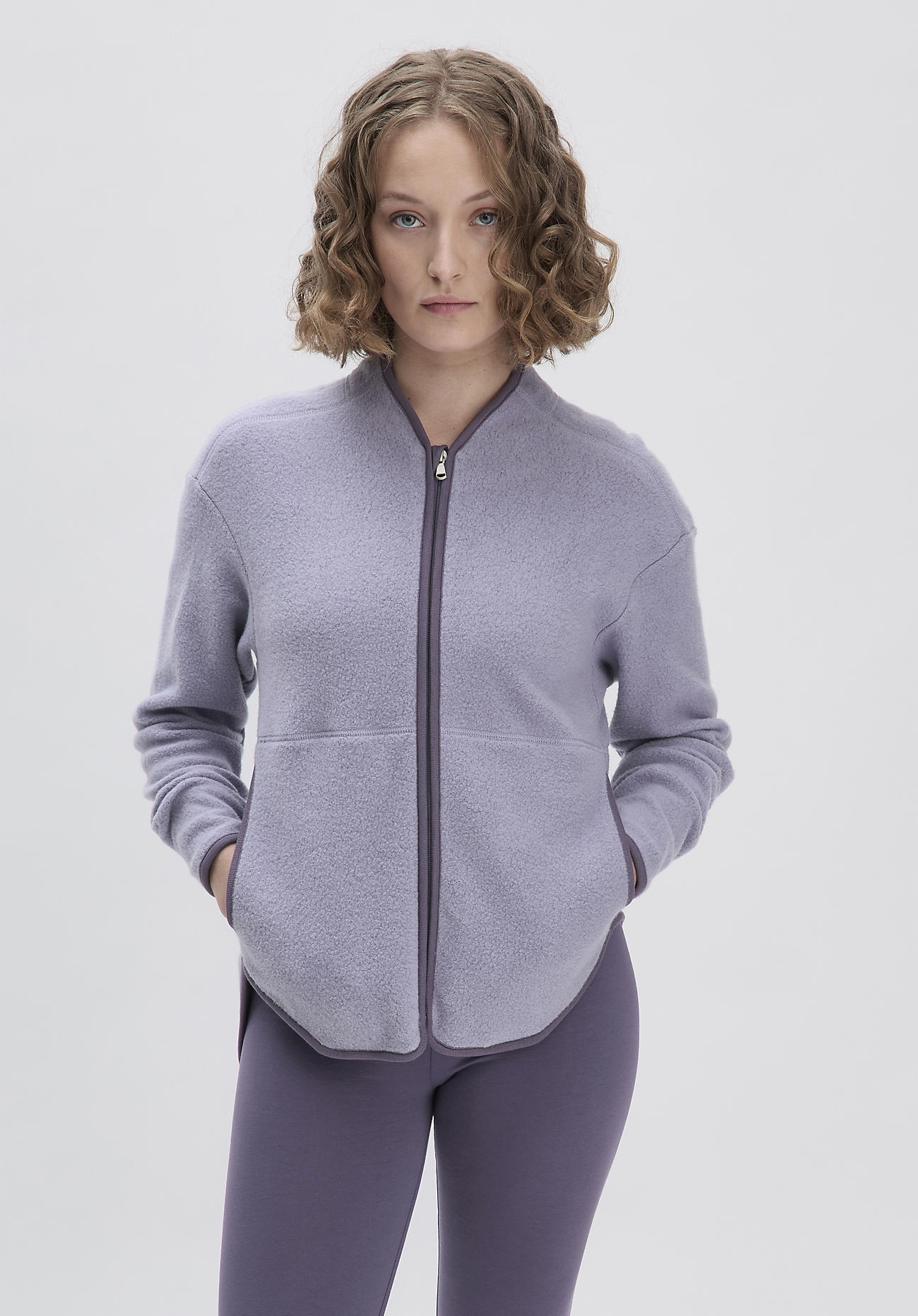 hessnatur Loungewear Fleece Jacke Relaxed ACTIVE LIGHT aus Bio-Baumwolle - lila GrösseL von hessnatur