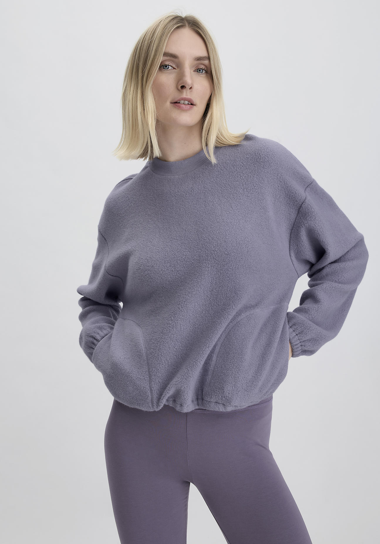 hessnatur Loungewear Fleece Sweatshirt Relaxed ACTIVE LIGHT aus Bio-Baumwolle - lila GrösseL von hessnatur