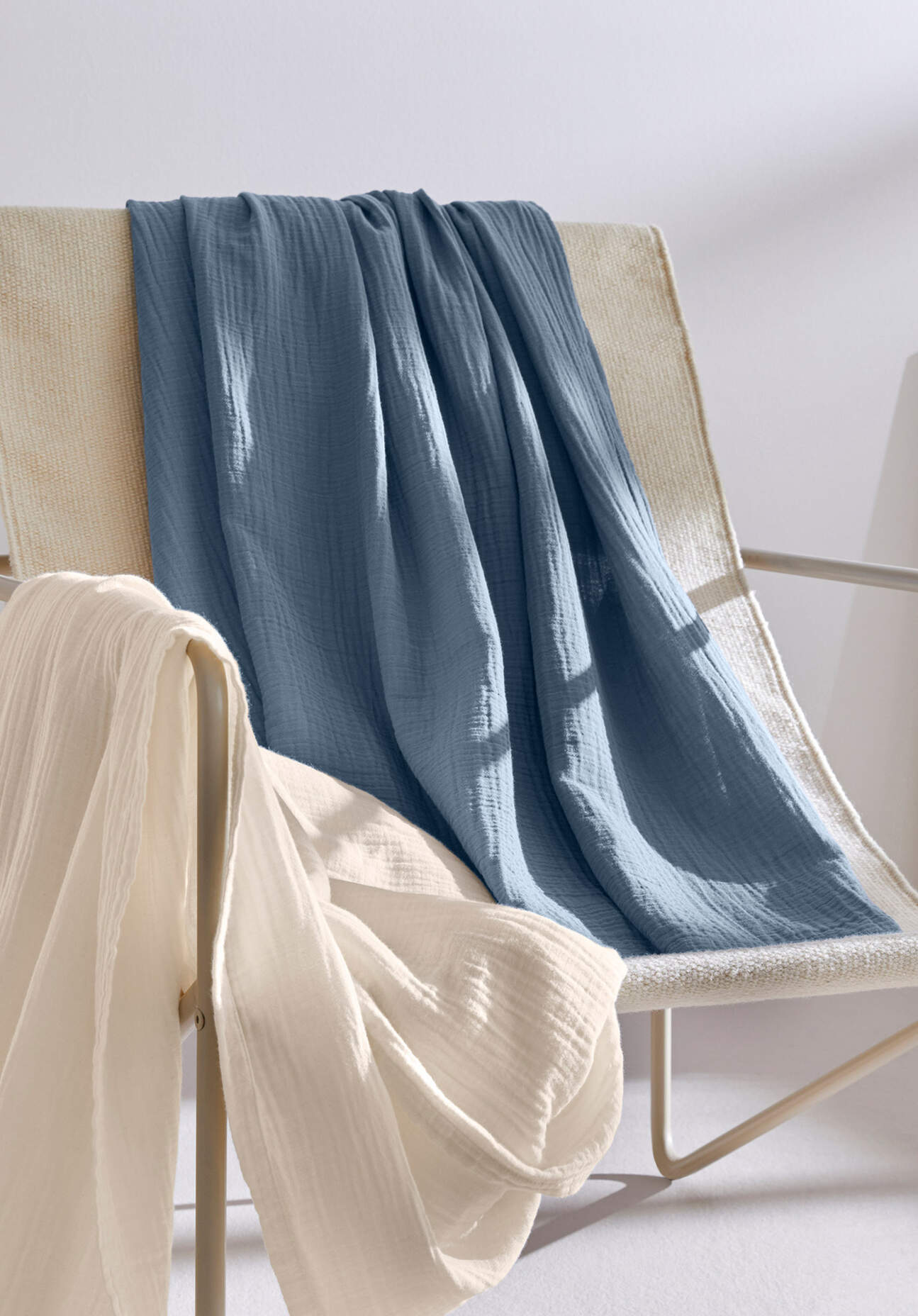hessnatur Musselin-Decke aus Bio-Baumwolle - blau Grösse240x260 cm hessnatur Musselin-Decke aus Bio-Baumwolle - blau Grösse240x260 cm von hessnatur
