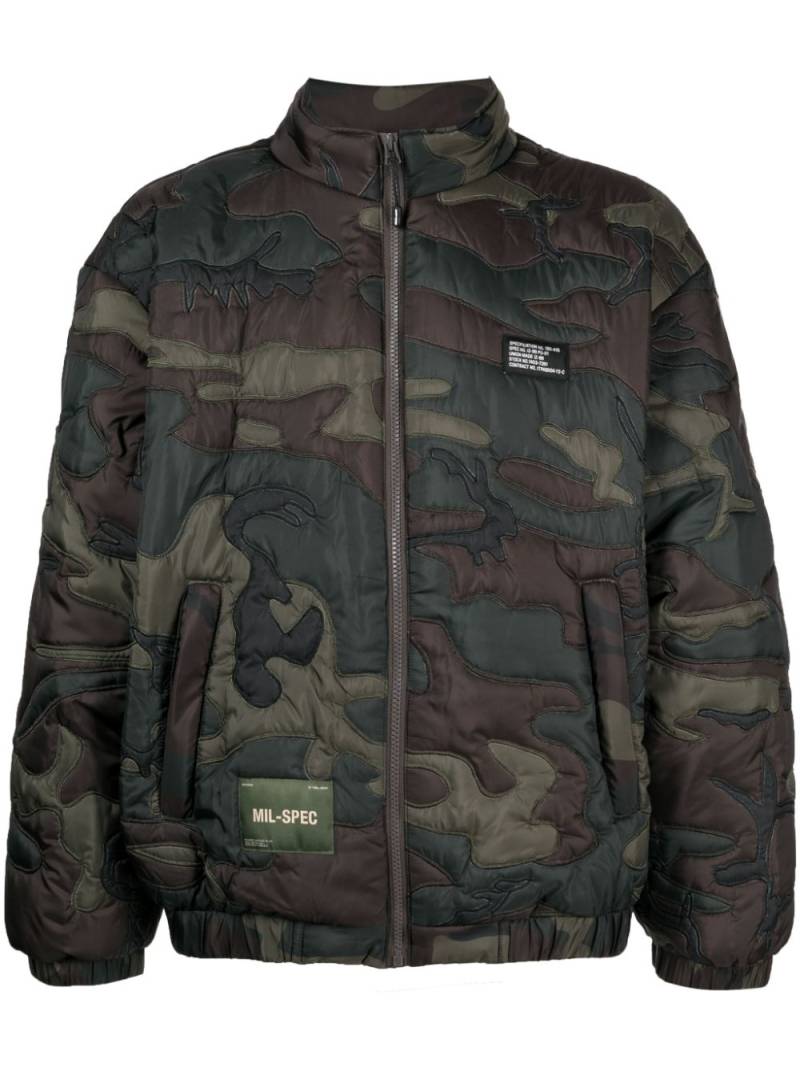 izzue camouflage-print padded jacket - Multicolour von izzue