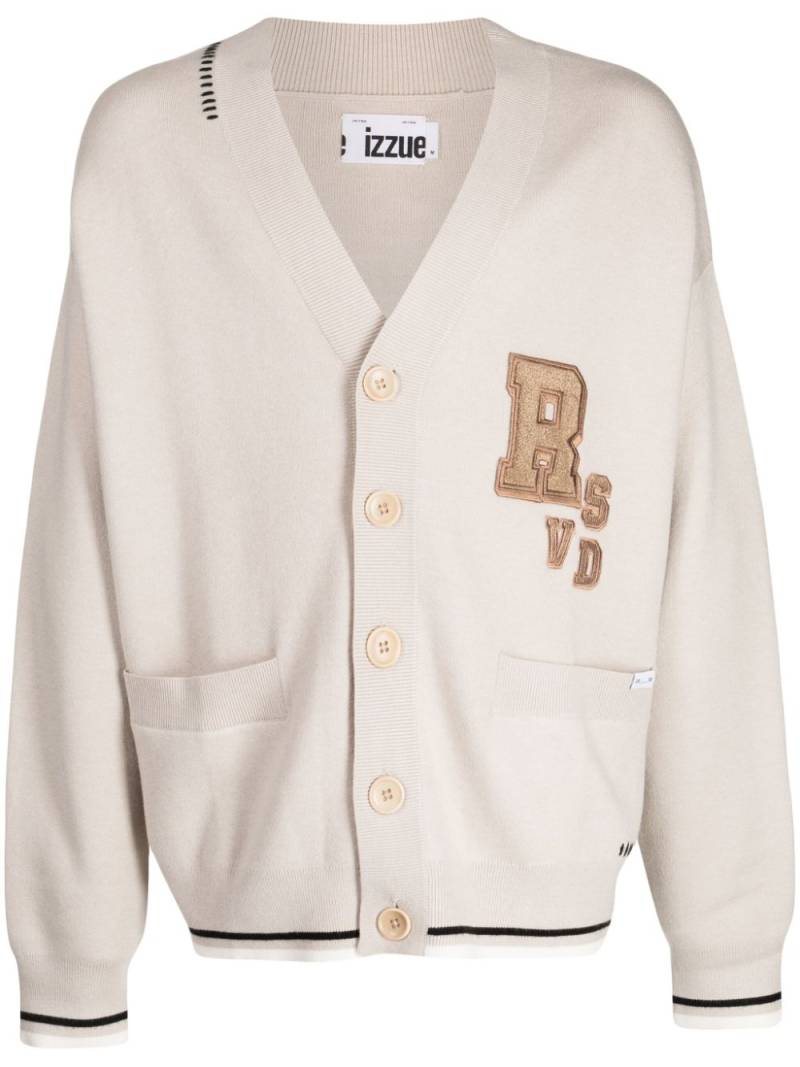 izzue letter-patch button-up cardigan - Neutrals von izzue