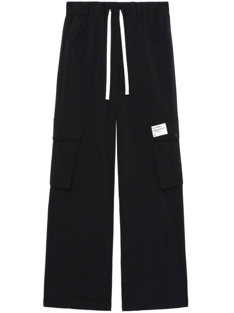 izzue logo-appliqué cargo trousers - Black von izzue