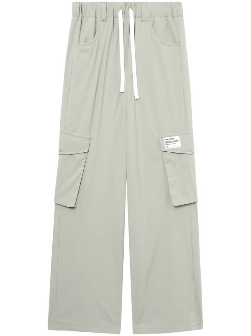 izzue logo-appliqué cargo trousers - Neutrals von izzue