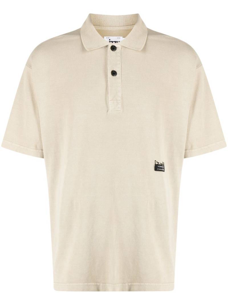 izzue logo-appliqué cotton polo shirt - Neutrals von izzue