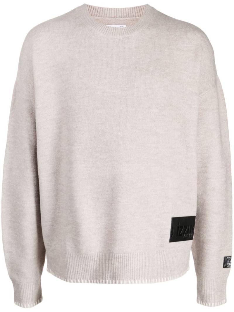 izzue logo-appliqué fine-knit jumper - Neutrals von izzue