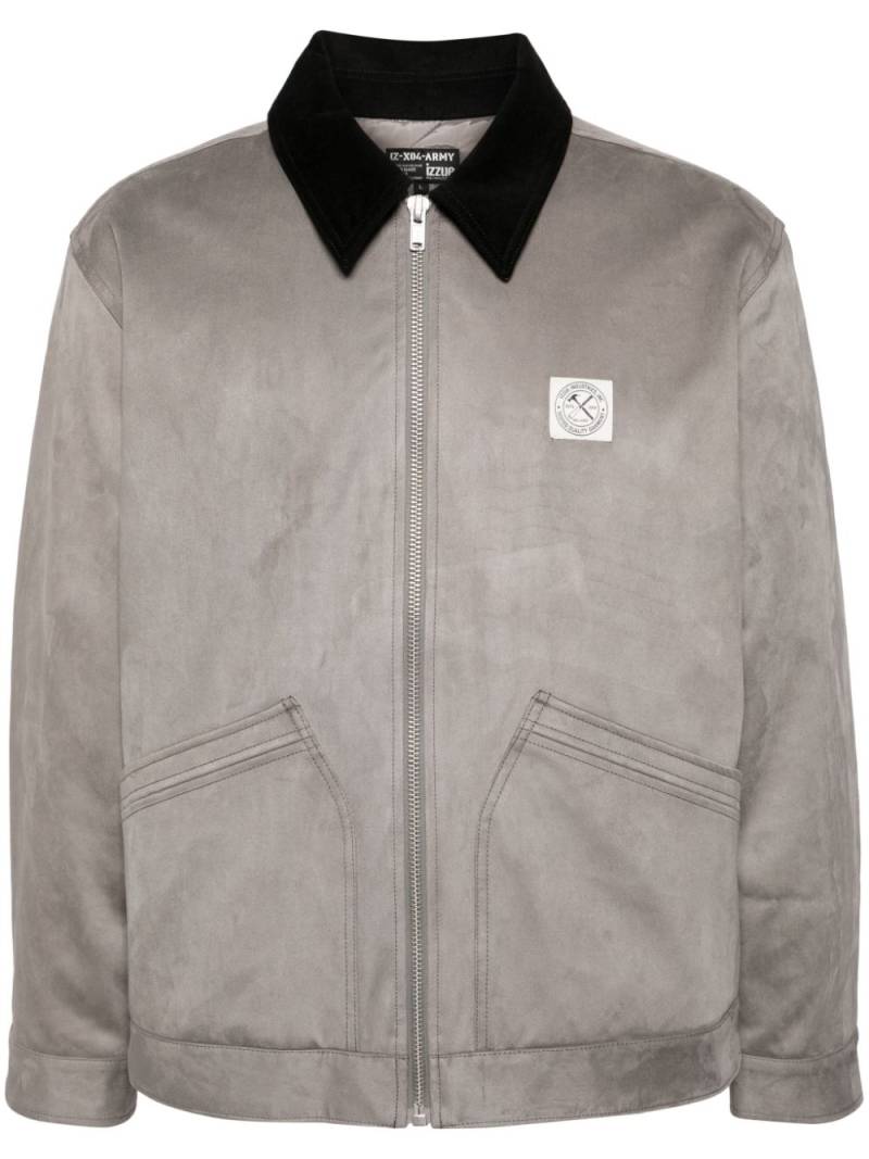 izzue logo-patch bomber jacket - Grey von izzue