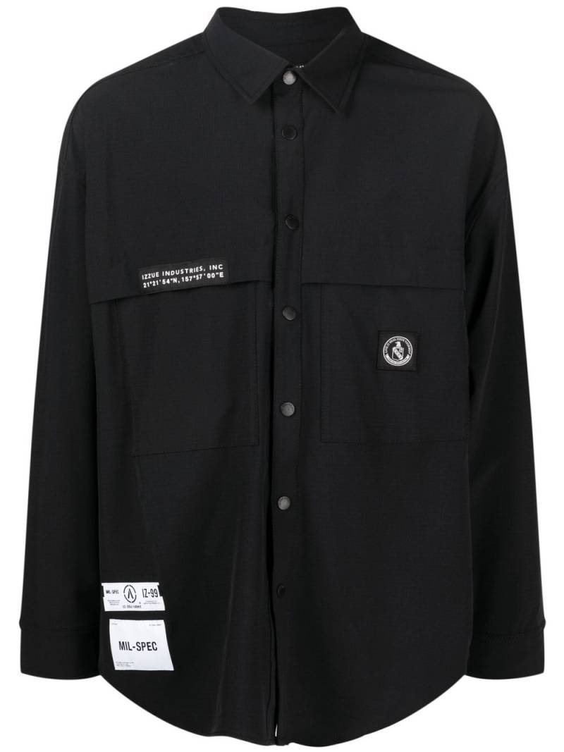 izzue logo-patch button-up shirt - Black von izzue