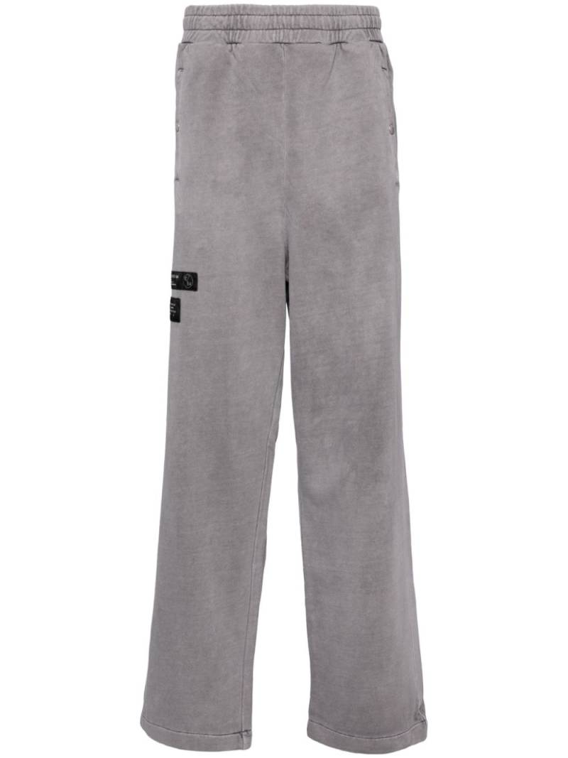 izzue logo-patch regular pants - Grey von izzue