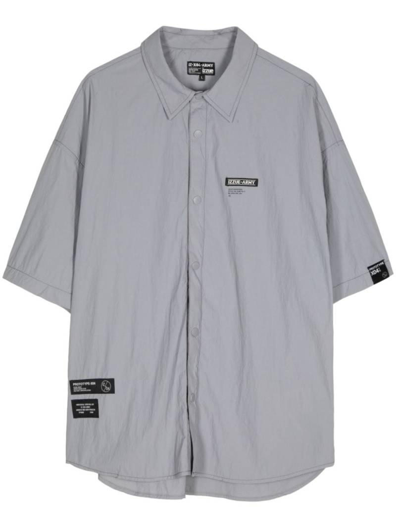 izzue logo-patch short-sleeve shirt - Grey von izzue