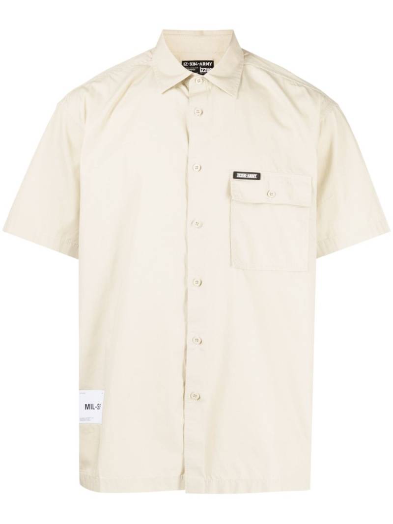 izzue logo-patch short-sleeve shirt - Neutrals von izzue