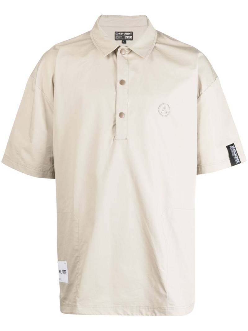 izzue logo-patch short-sleeved shirt - Brown von izzue