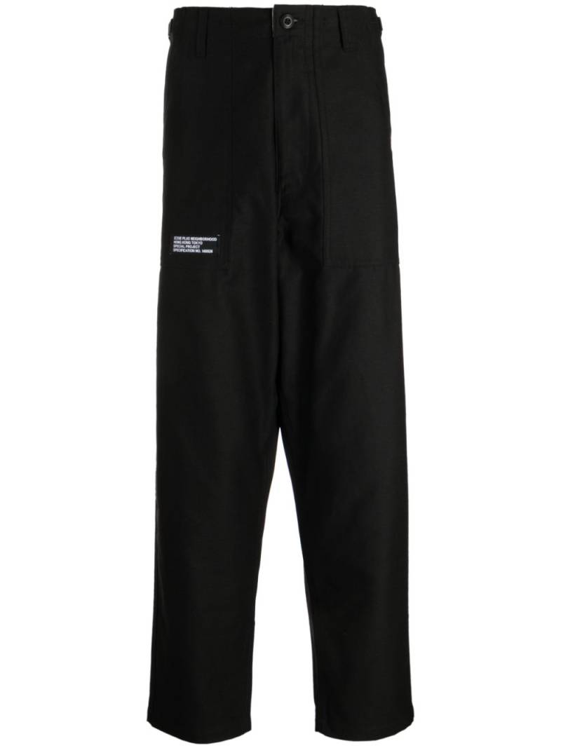 izzue logo-patch straight trousers - Black von izzue