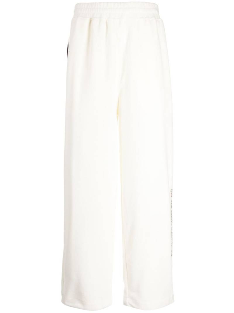 izzue logo-patch straight trousers - Neutrals von izzue