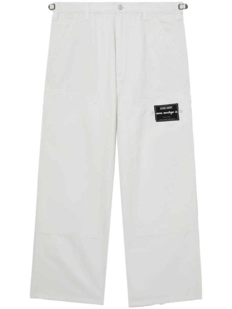 izzue logo-patch wide-leg trousers - White von izzue