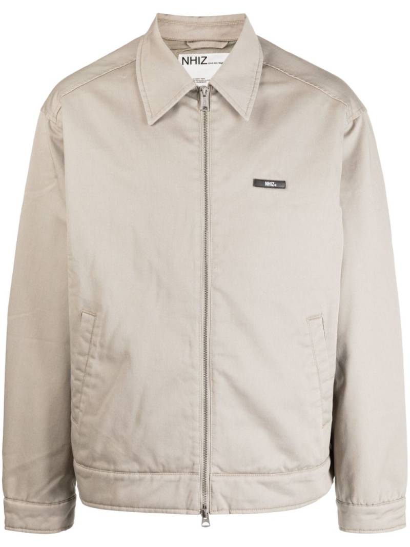 izzue logo-patch zipped jacket - Neutrals von izzue