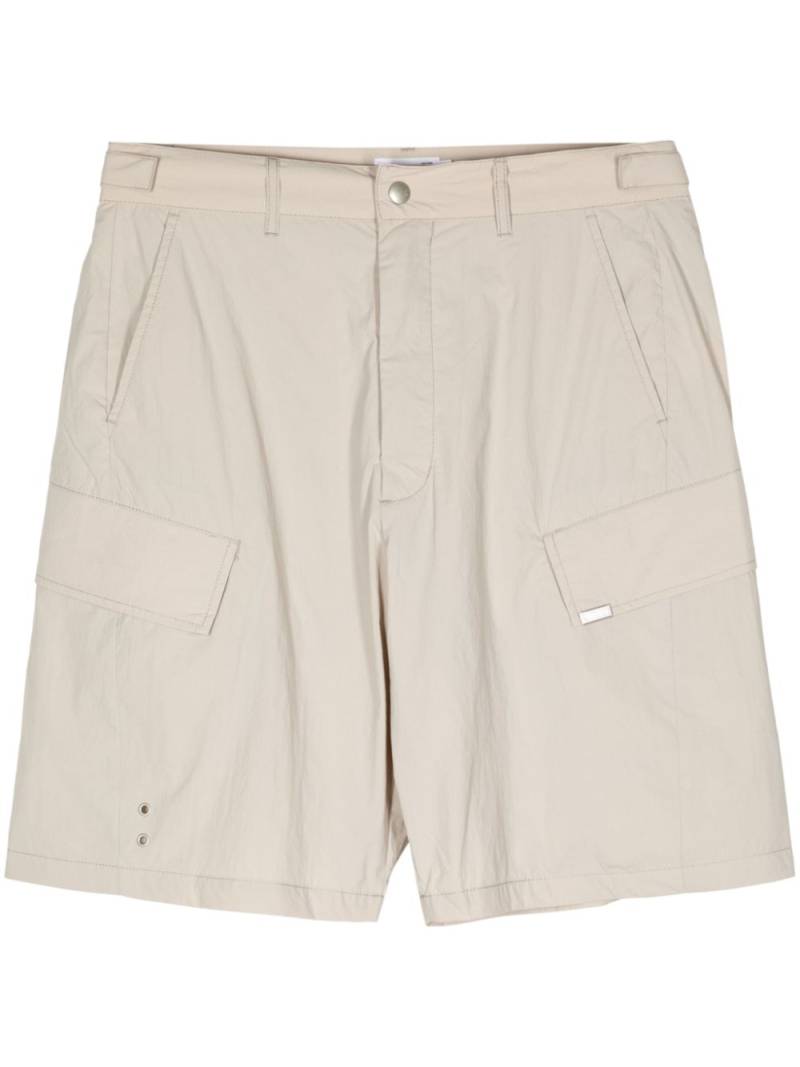 izzue logo-plaque eyelet-detail cargo shorts - Neutrals von izzue