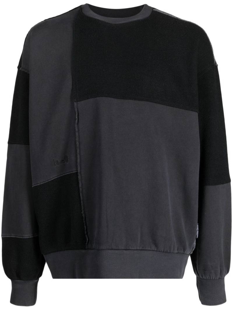 izzue logo-plaque two-tone panelled sweatshirt - Grey von izzue