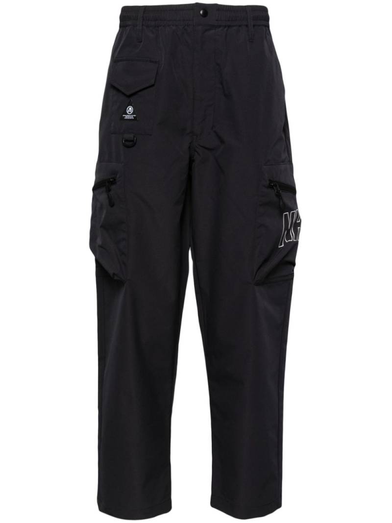 izzue logo-print cargo trousers - Grey von izzue